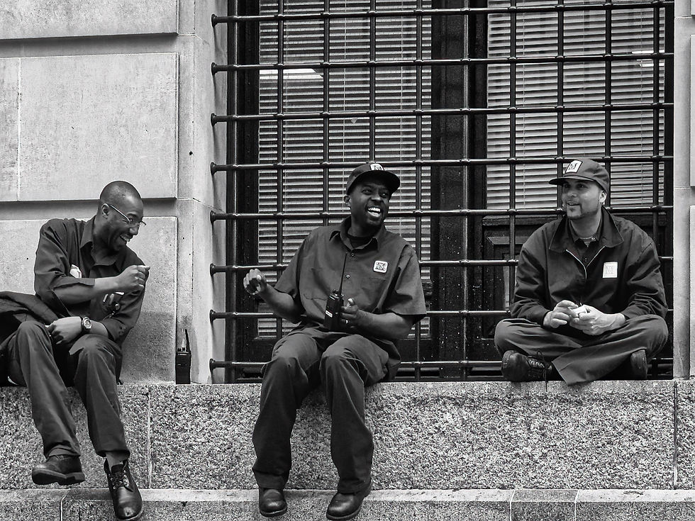 Drei Männer, die sich unterhalten, New Yorker Strassenfotografie
