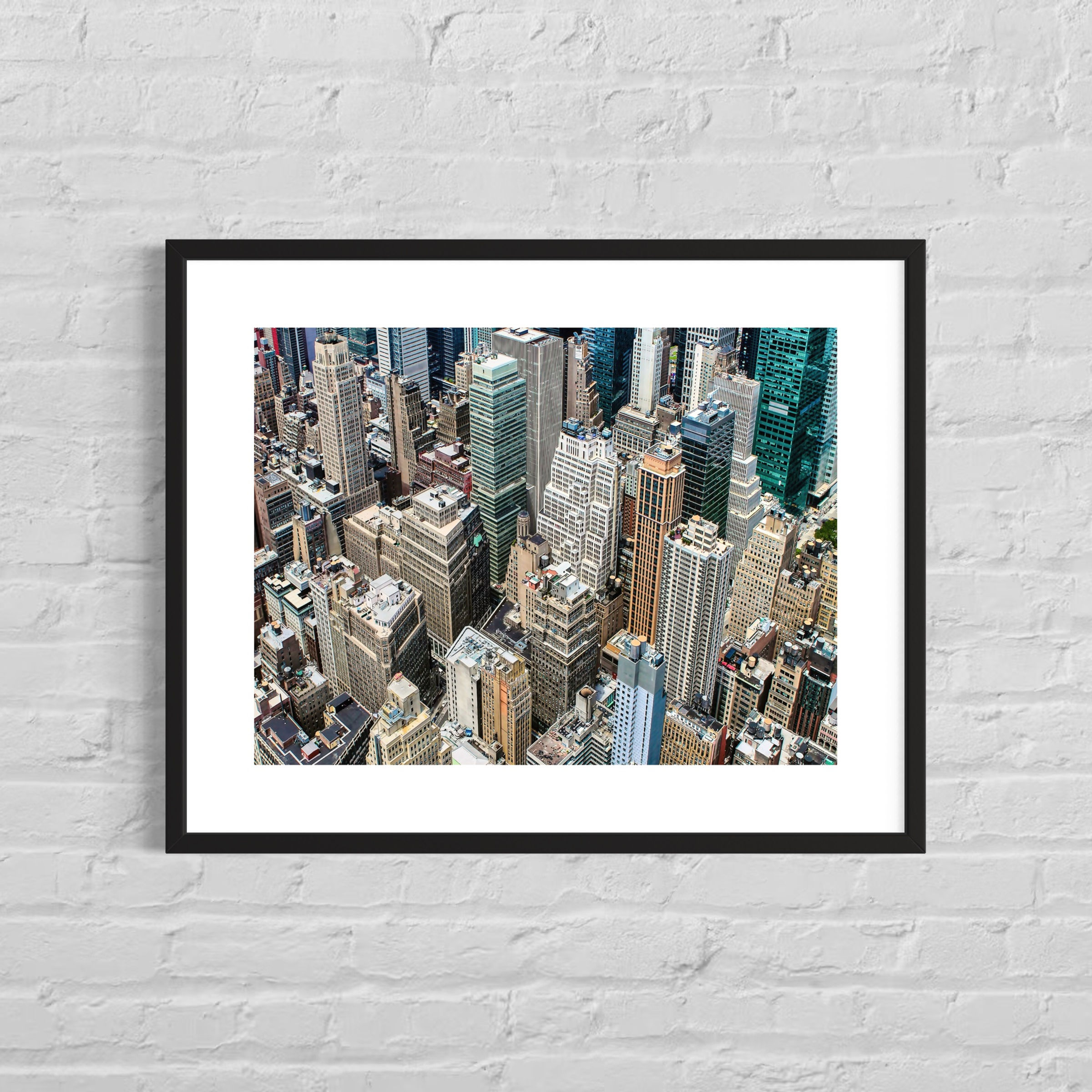 Die Skyline von Manhattan als Kulisse zu sonnigen Straßenschluchten, aufgenommen aus der Vogelperspektive.