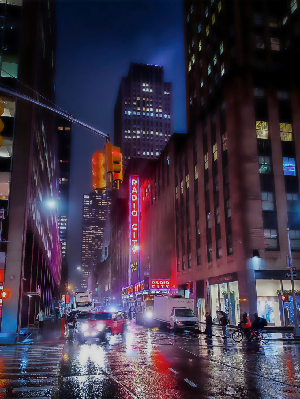 Regennasse Nacht in NYC mit Radio City Music Hall