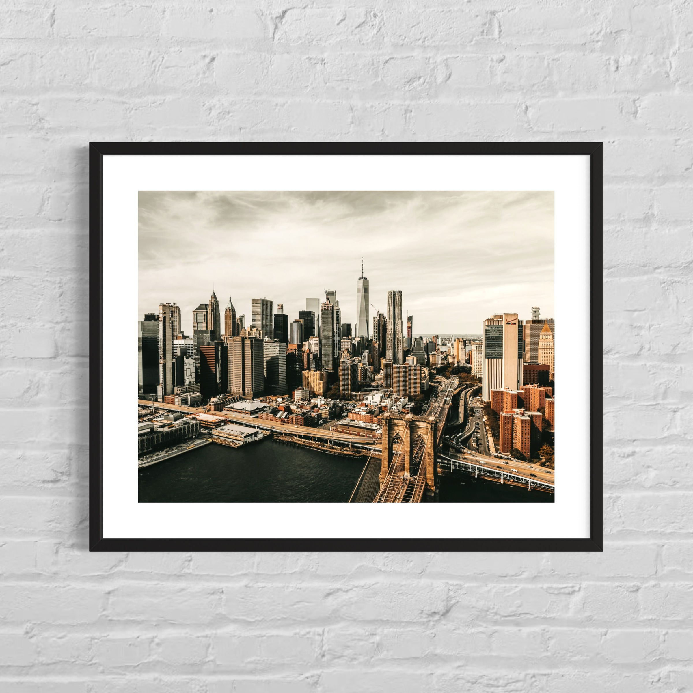 Luftaufnahme von Downtown Manhattan mit Brooklyn Bridge und One World Trade Center New York