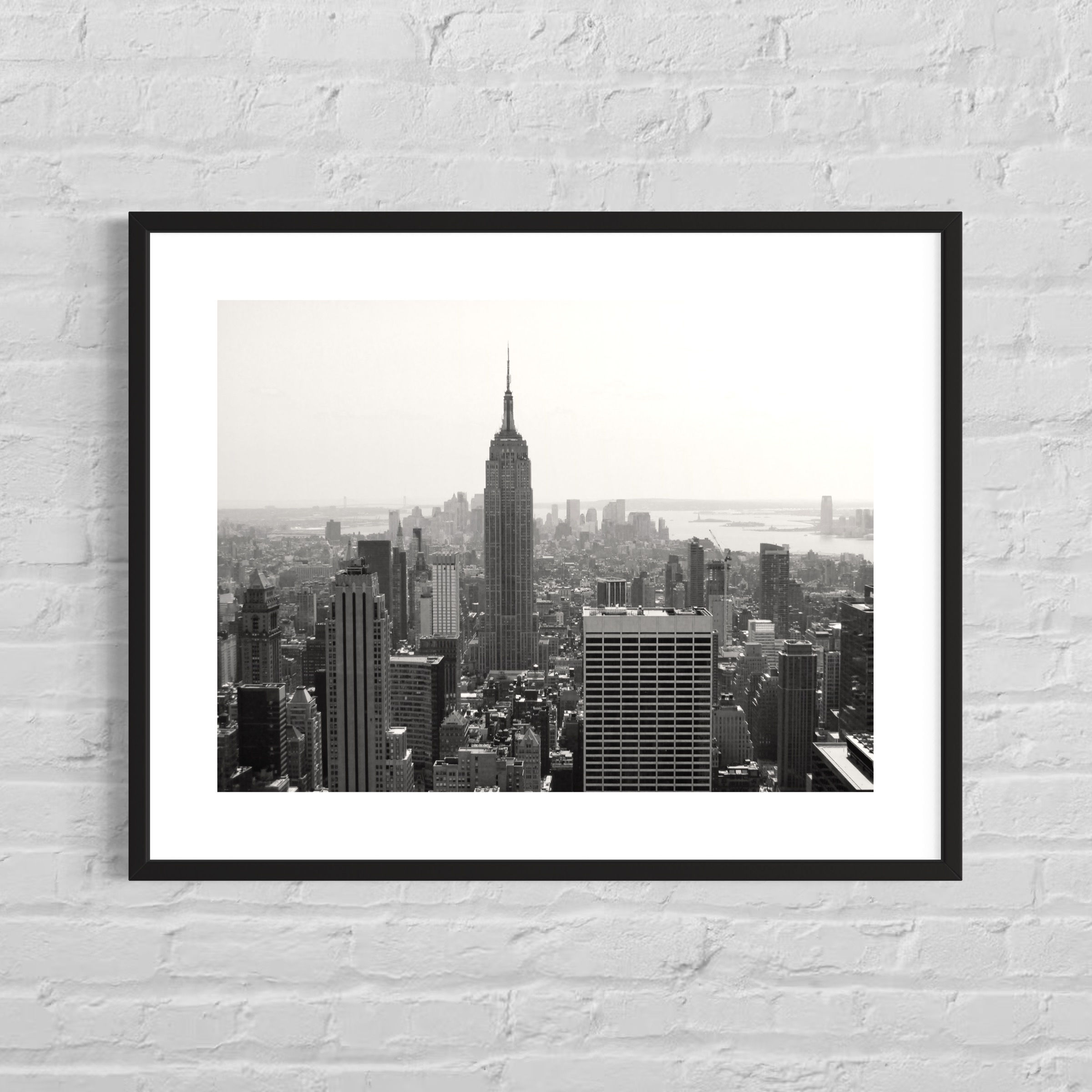 Schwarz‑Weiß‑Ansicht der Manhattan‑Skyline mit ausgewogener Komposition und ruhiger Bildwirkung – Manhattan Skyline
