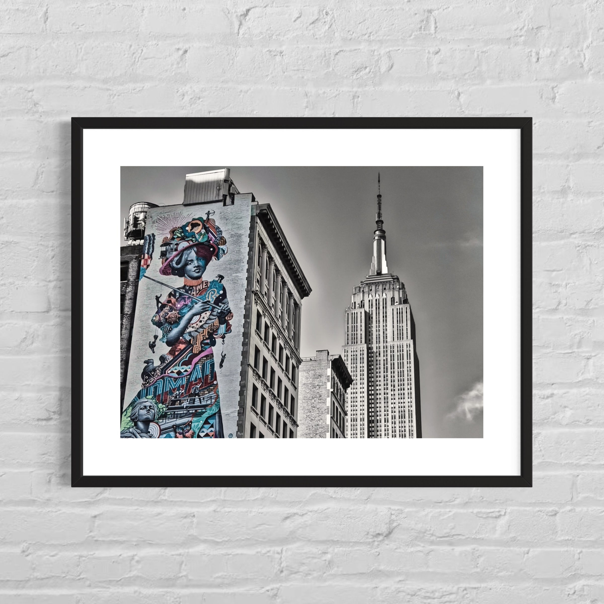 New York City: ikonische Architekturperspektive des Empire State Building in Schwarz‑Weiß mit deutlicher Tiefenwirkung