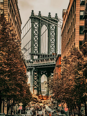 Manhattan Bridge im Herbstlaub