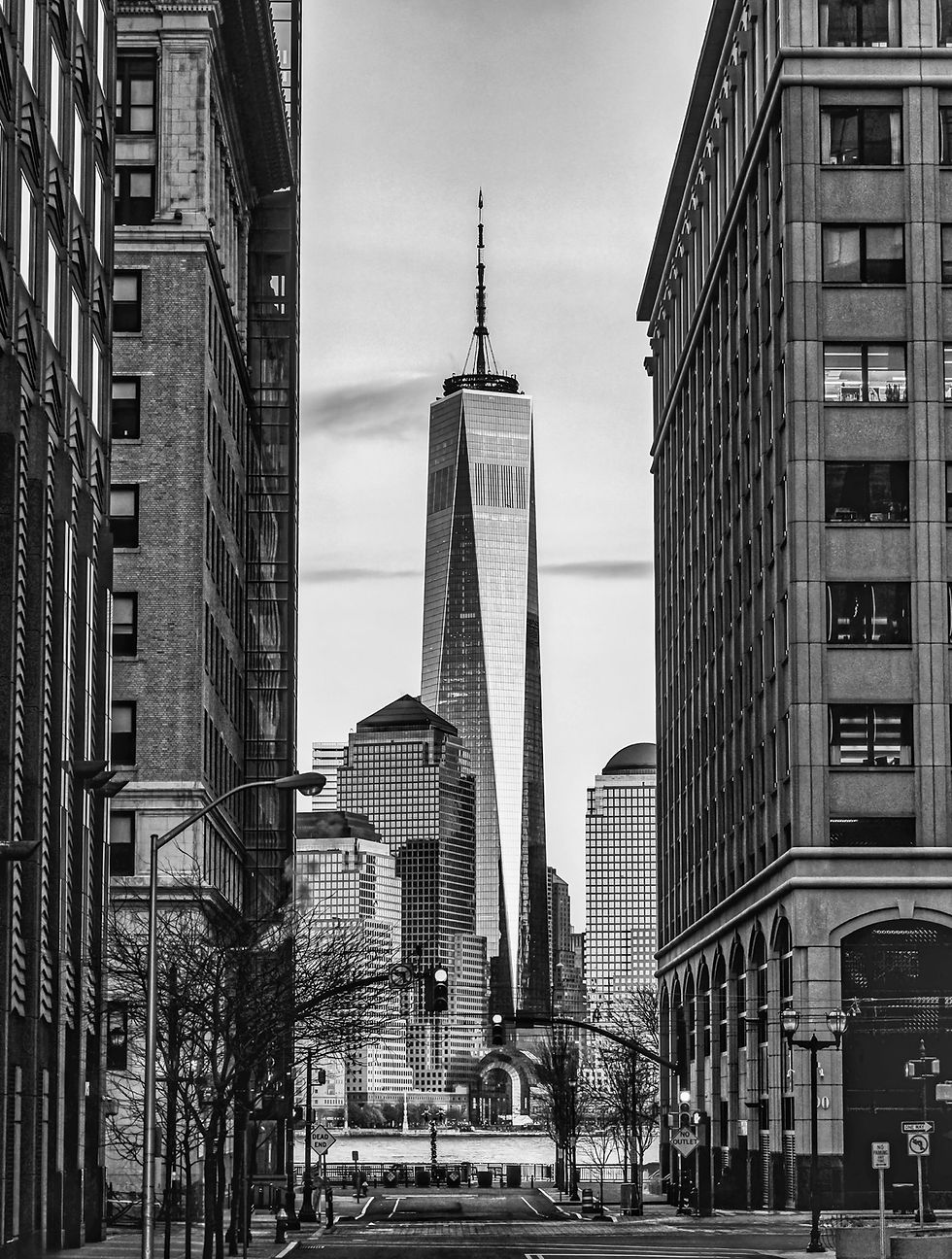 One World Trade Center zwischen Hochhäusern in Schwarz-Weiß