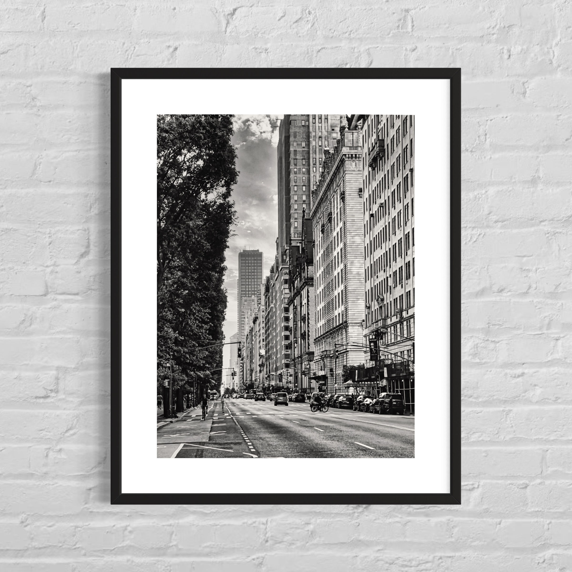 Schwarz‑Weiß‑Ansicht am Central Park West mit feinen Graustufen, ausgewogener Komposition und ruhiger Bildwirkung