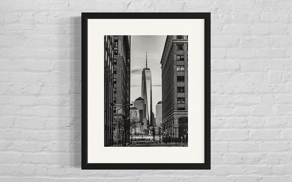 Schwarzweißfoto: One World Trade Center zwischen hohen Gebäuden