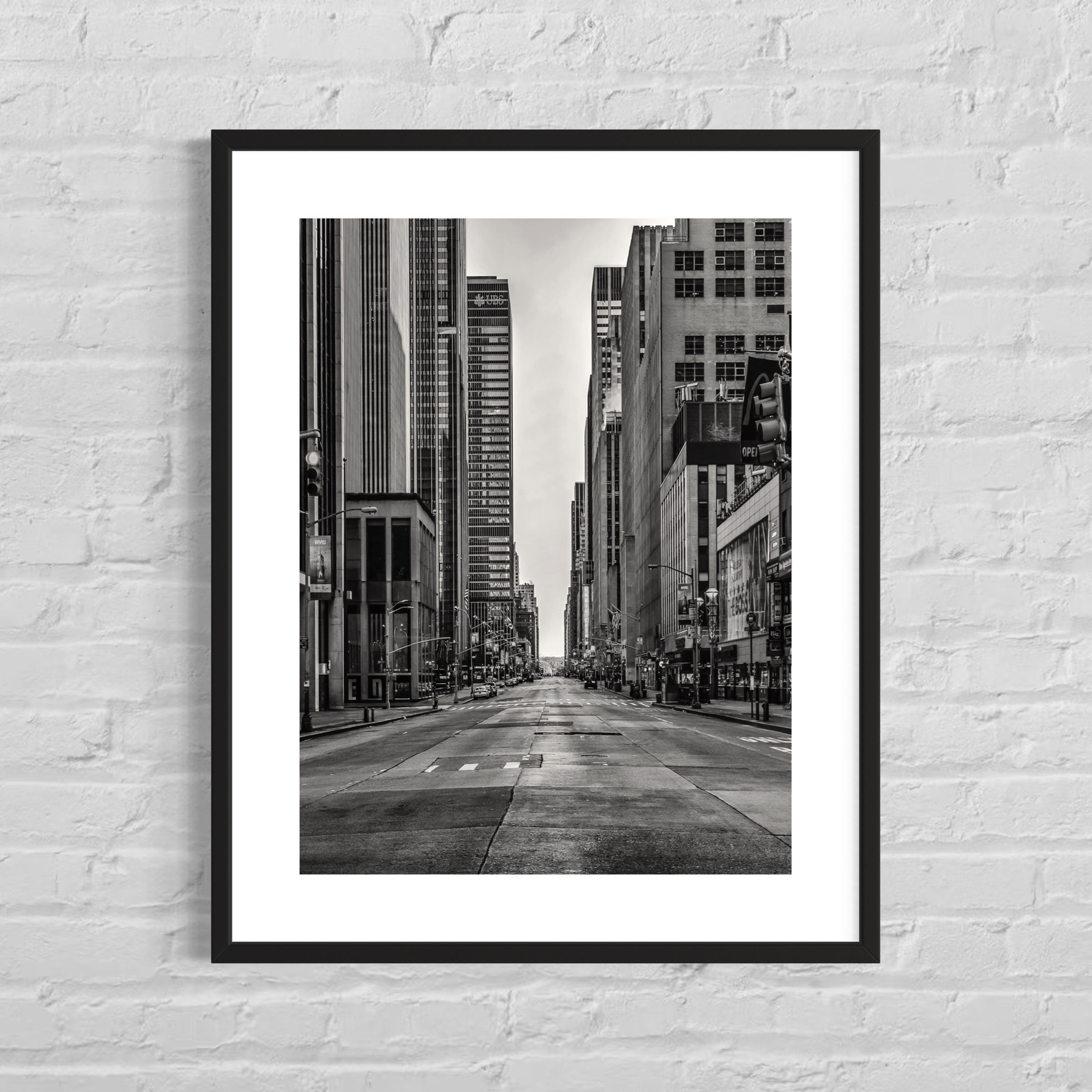 Schwarz‑Weiß‑Fotografie einer stillen New‑York‑Straße mit klarer Linienführung und zurückhaltender Stimmung – Solitude III