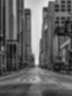 Schwarz‑Weiß‑Fotografie einer stillen New‑York‑Straße mit klarer Linienführung und zurückhaltender Stimmung – Solitude III