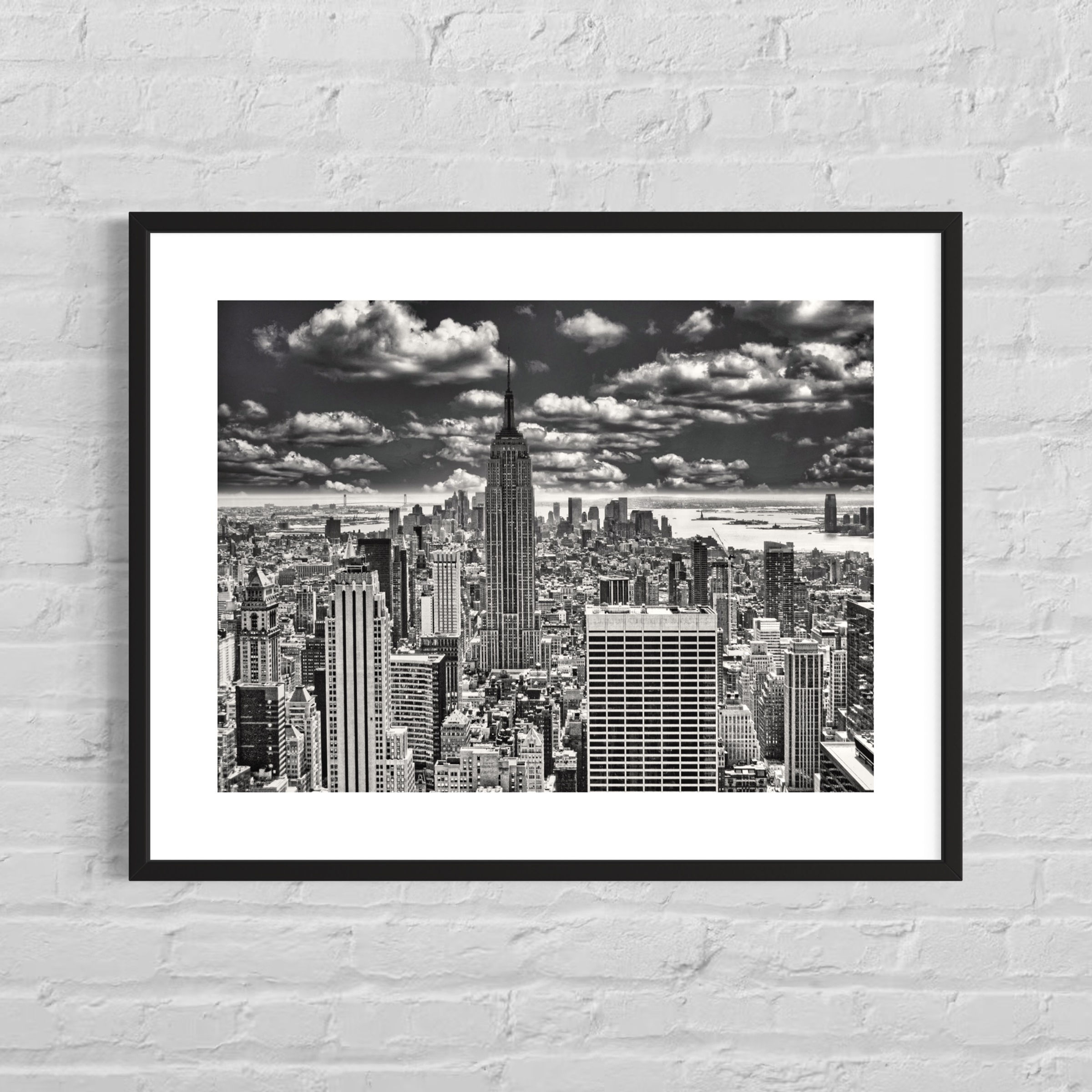 Schwarz‑Weiß‑Ansicht der Manhattan Skyline von der Aussichtsplattform Rockefeller Center mit ausgewogener Komposition