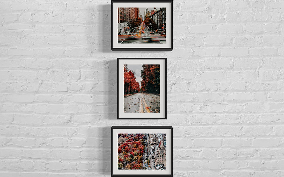 Drei Herbst-Stadtbilder in schwarzen Rahmen an weißer Wand