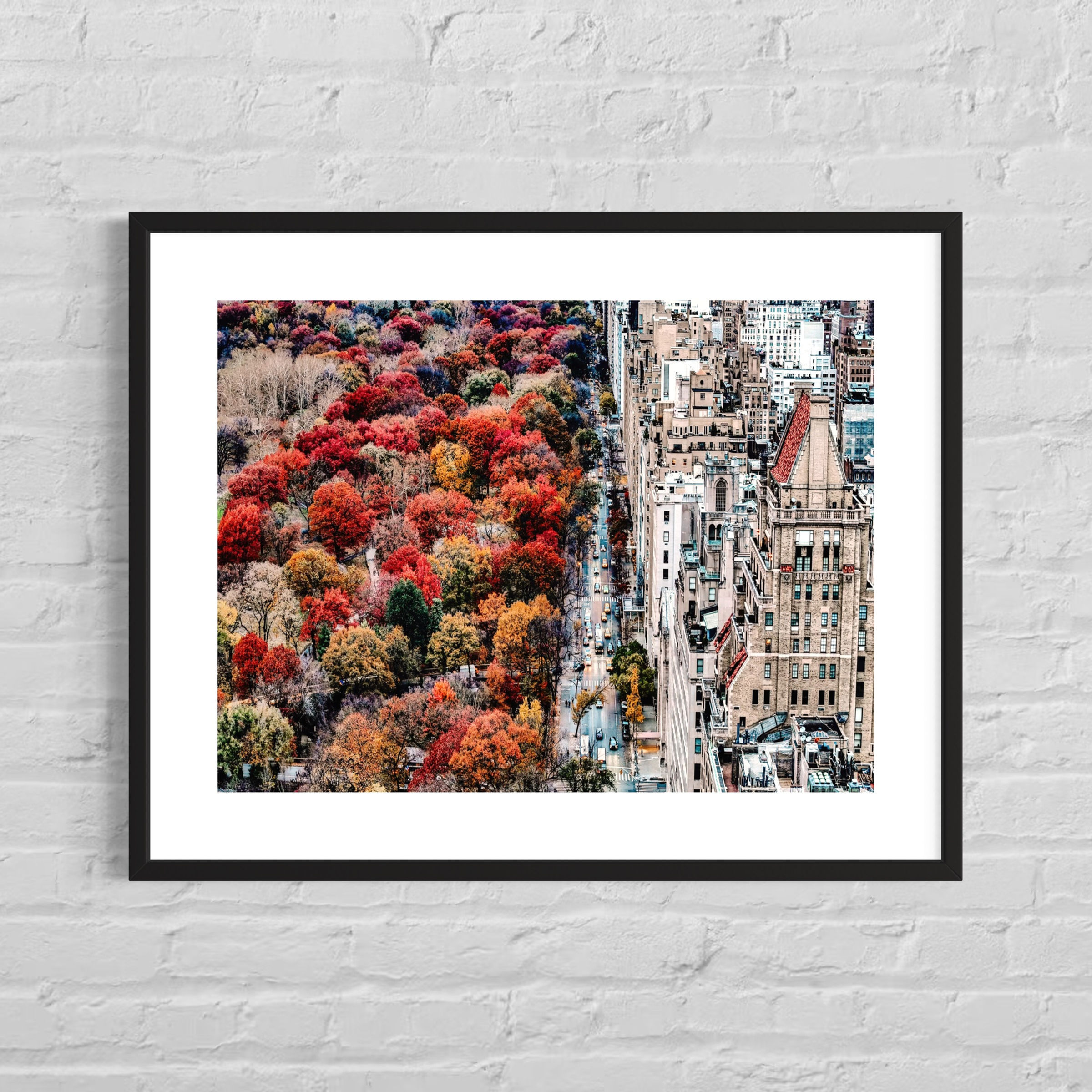 Central Park Autumn II: Herbstlandschaft im Central Park mit farbigen Blättern und Weg entlang des Wassers