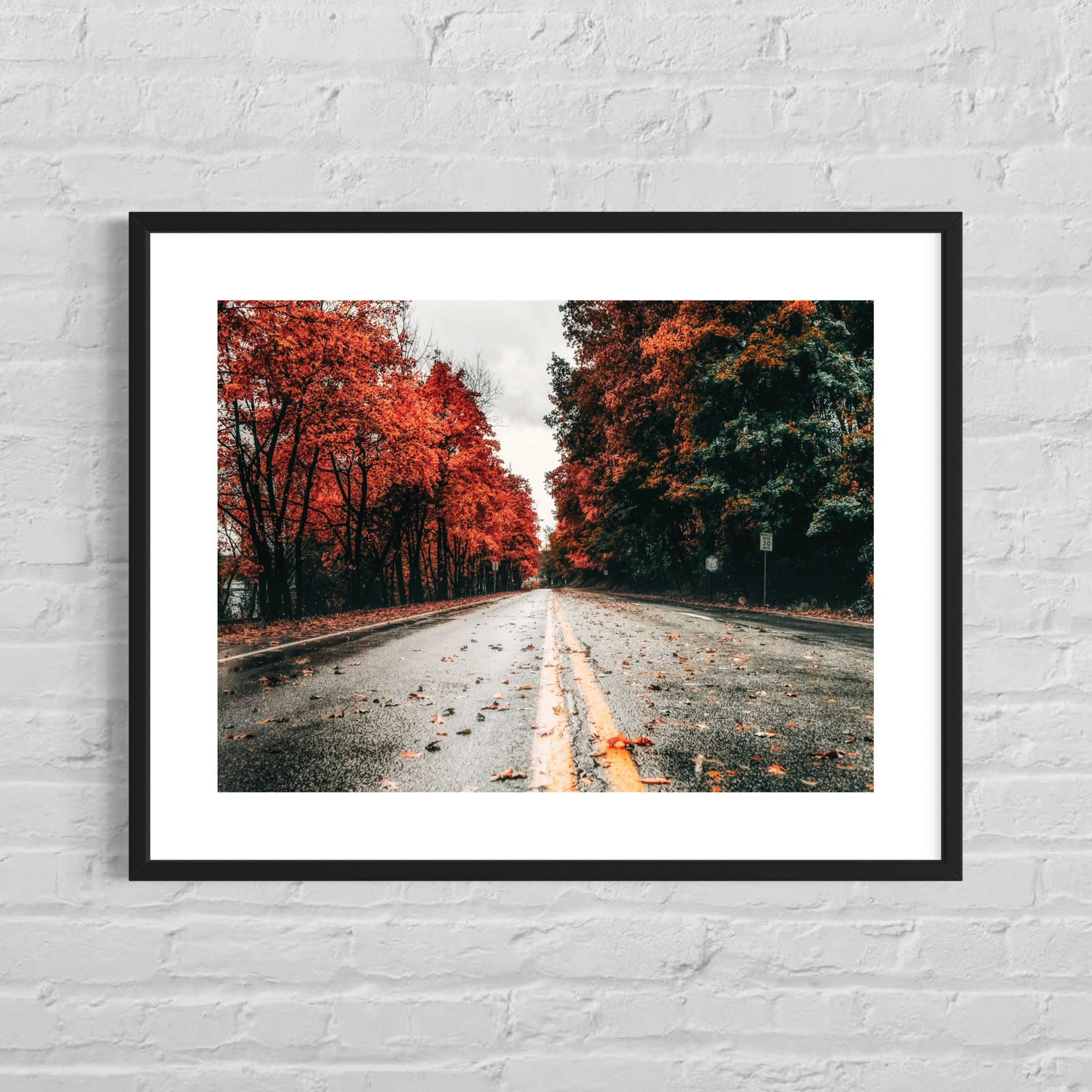 Road to Nowhere: Farbenprächtige New-York-Straße mit Perspektive in die Ferne und lebendigen Lichtern