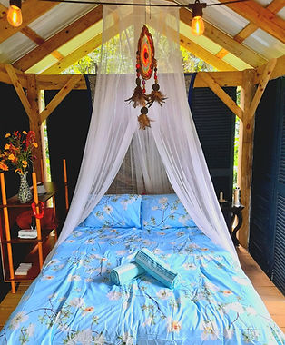 Cama queen con mosquitero en el Bohío