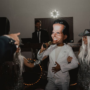 Julio Iglesias llega a España de la mano de SANTAFIESTA para convertir tu fiesta en una verdadera gala.