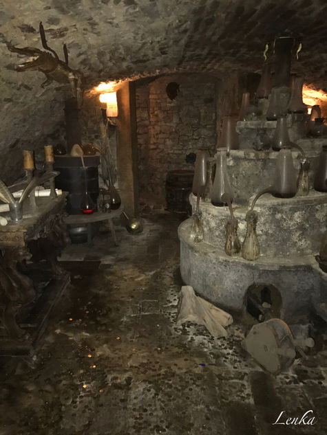 Antiguo laboratorio de alquimia subterráneo con túneles secretos en Praga.