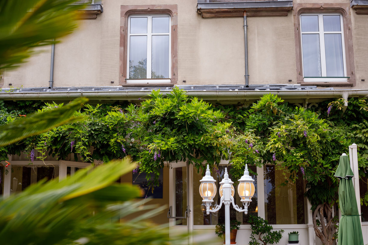 La terrasse de 130m² orientation Est vous permet d’y installer votre vin d’honneur ou votre buffet, d’y boire le café ou d’y faire des photos.