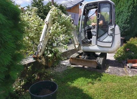 Creusage de trou pour planter un arbre dans le jardin d'un particulier Topo & Co Soultz Haut-Rhin Grand Est