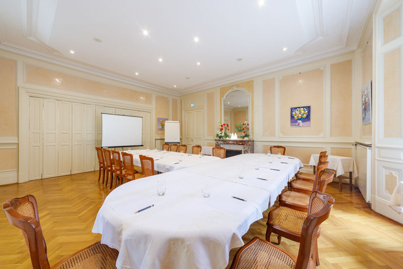 Salle au parquet en chêne, munie de larges baies vitrées en bow-window donnant sur les marronniers majestueux du Parc. Accès à la véranda et à la terrasse.