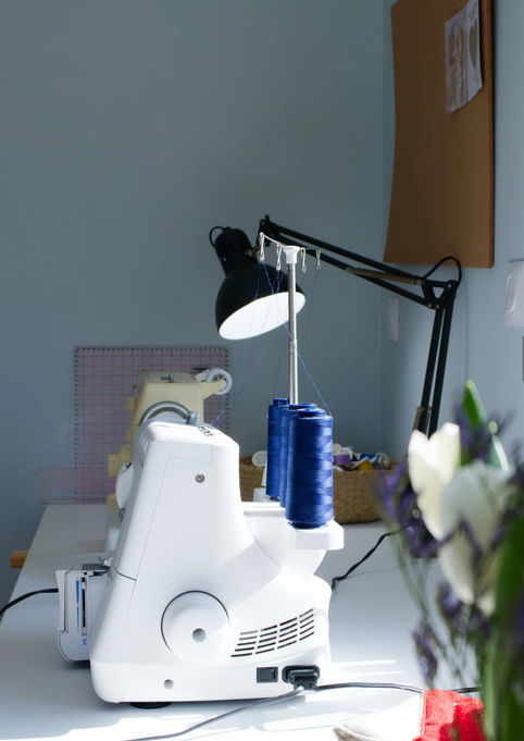 Machine à coudre dans l'atelier de couture de P'tit bec rouge en Alsace proposant des vêtements et accessoires pour enfants et bébés en tissus Oeko-Tex