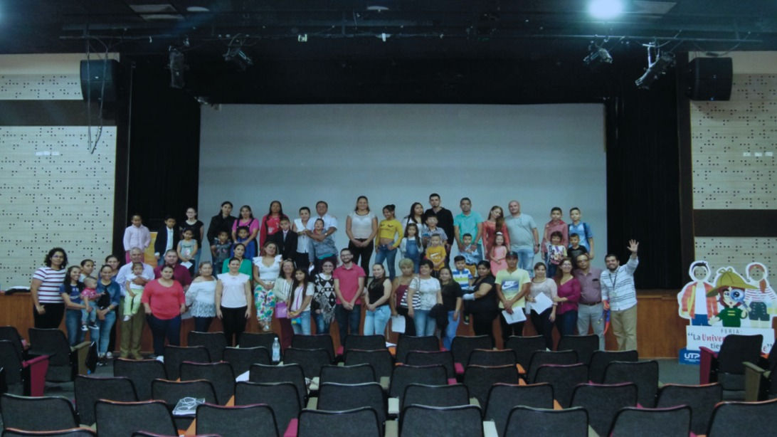 Foto de varios doctores y asistentes en un evento