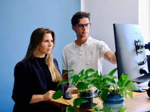Adam und Marilena, Experten für Webdesign und SEO in Graz, bei der strategischen Website-Entwicklung