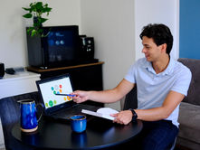 SEO Experte Adam Khalil im Büro in Graz - Kalena Designs analysiert Topical Authority