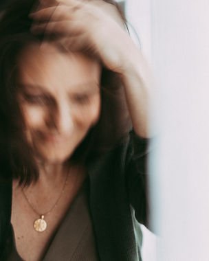 Portraitaufnahme der Fotografin Claudia Kneist mit dynamischen Bewegungseffekt.