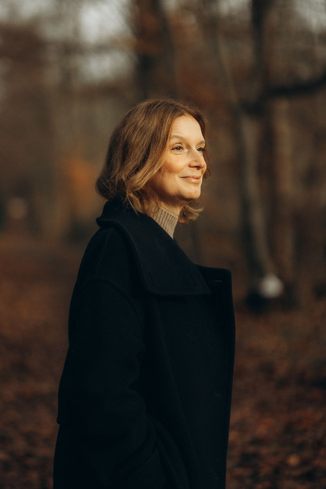 Elegantes Outdoor-Portrait einer Frau über 45 im herbstlichen Wald, Ausdruck von innerer Stärke - Portraitshooting in Niederkassel nahe Bonn und Köln. 