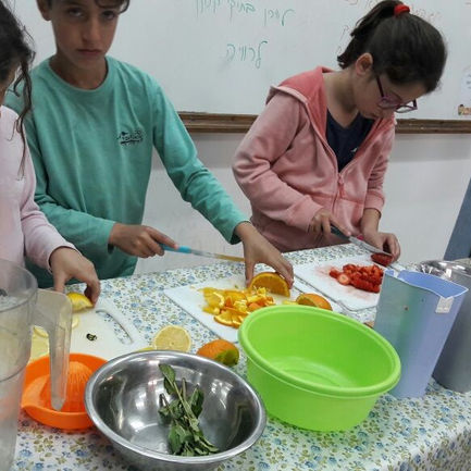 ילדי ב' ג' בסדנת מים בטעמים-3.jpg