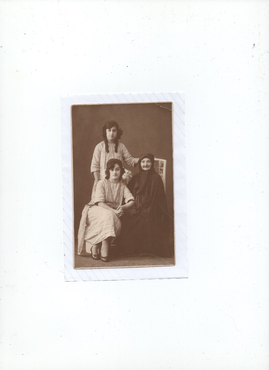 Retrato antiguo de tres mujeres