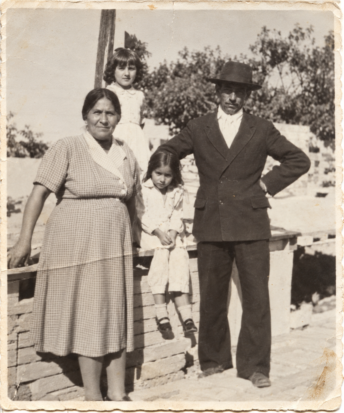 Familia retratada al aire libre