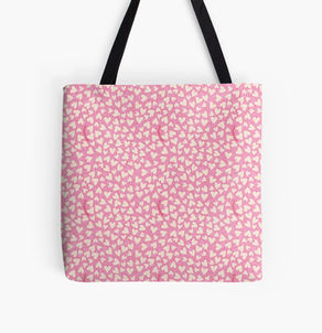 Sac imprimé avec motif de cœurs sur fond à pois, design romantique et graphique.