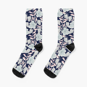 Chaussettes avec fleurs de cosmos stylisées aux couleurs douces et naturelles.