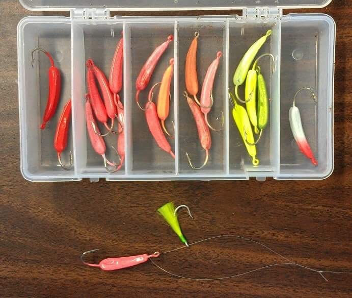Banana shaped jigs with a separate feathered hook