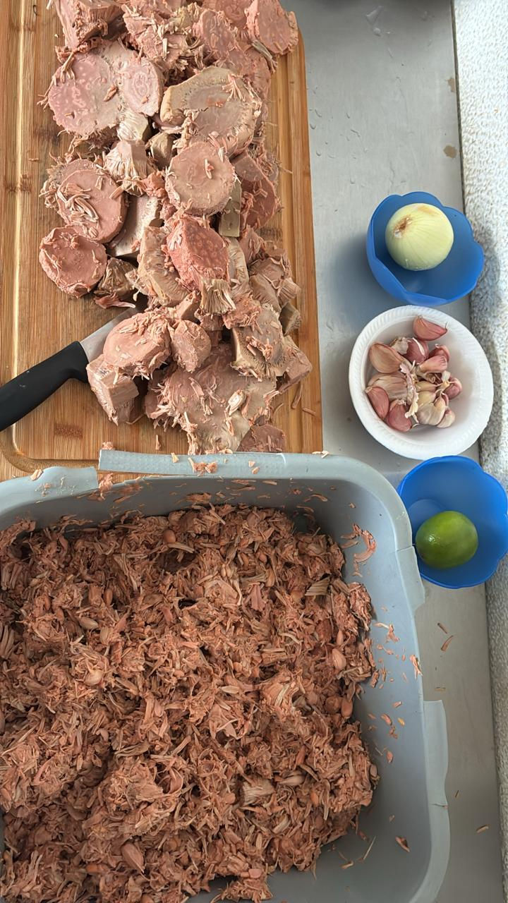 Retirada a casca, separadas as sementes o palmito ou miolo que será usado em outra receita