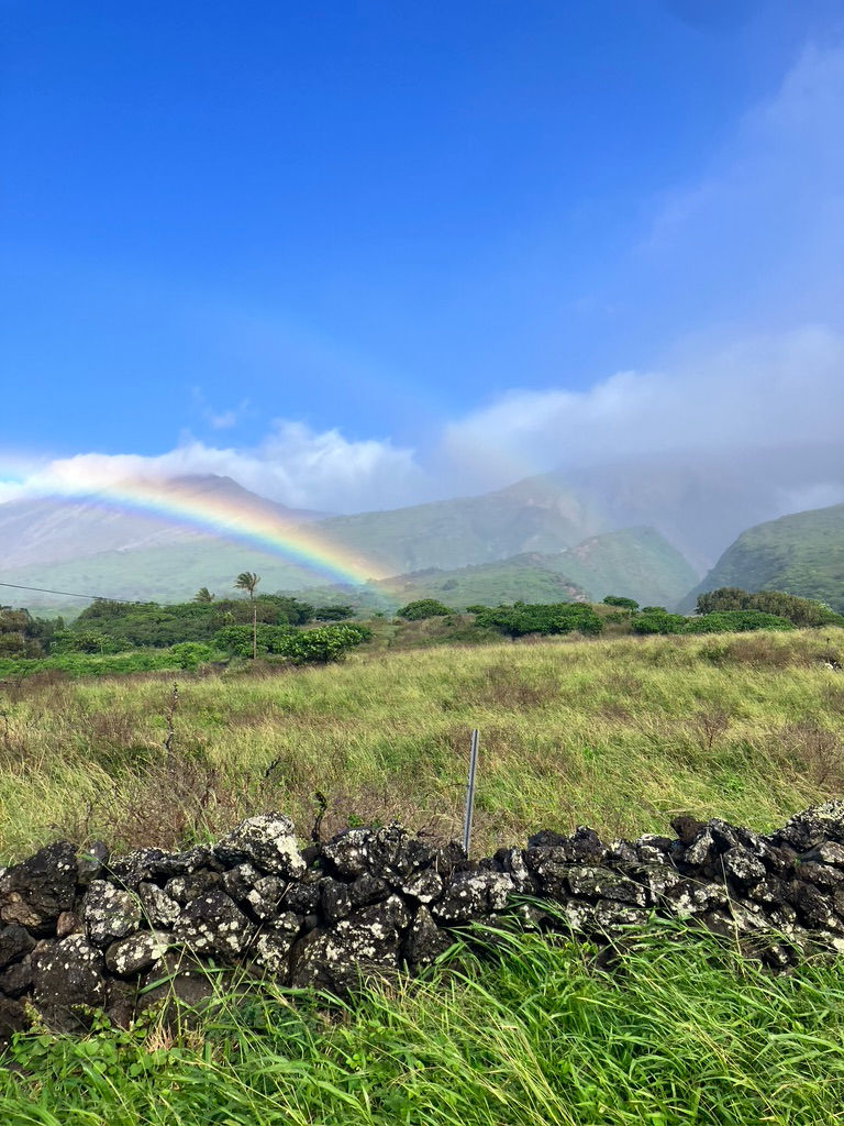 Rainbow over Maui mountains during Maui private tours.