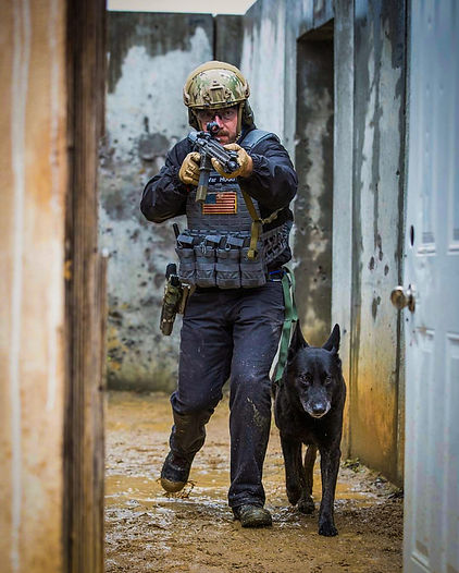 Safariland_Cadre_Rick_Hogg_with_combat_assault_dog_DUCO_conducting_CQB