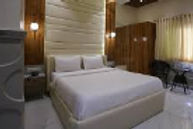 palm-springs-beach-resort-bed-room_edited.jpg