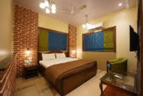 rehcruz-bed-room_edited.jpg