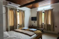 supeek-farms-and-cottages-bed-room_edited.jpg