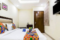 hotel-road-way-inn-bed-room_edited.jpg