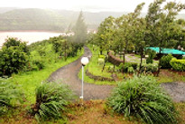 lake-weekend-resort-road-towords-lake_edited.jpg