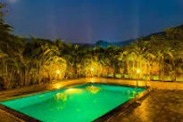 la-exotica-resort-swimming-pool_edited.jpg