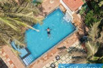 leafy-cottages-swimming-pool_edited.jpg