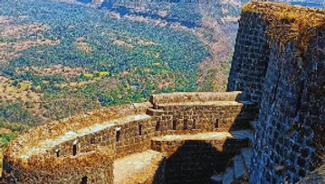 tikona-fort-lonavala-tourism-_edited.jpg