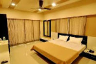 hotel-elegant-bed-room_edited.jpg
