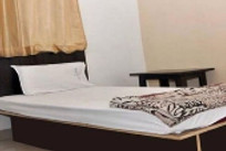 skg-tourist-inn-bed-room_