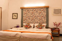 dr-modis-resort-karjat-bed-room_edited.jpg