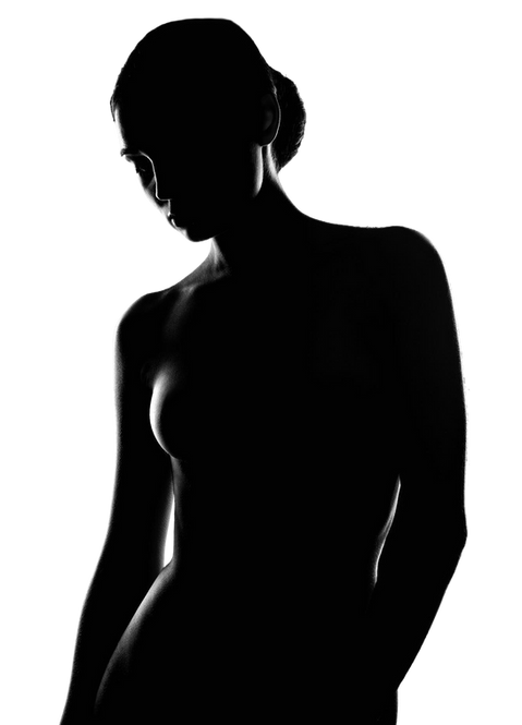 mulher-silhueta-nua-mulher-nua-menina-sensual-no-escuro-corpo-bonito.png