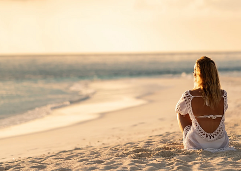 femme sur le sable face à la mer